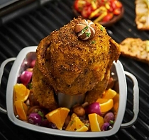 Цыплёнок на фирменной подставки Broil King