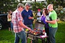 Пикник с мобильным газовым грилем Broil King Porta-Chef Pro